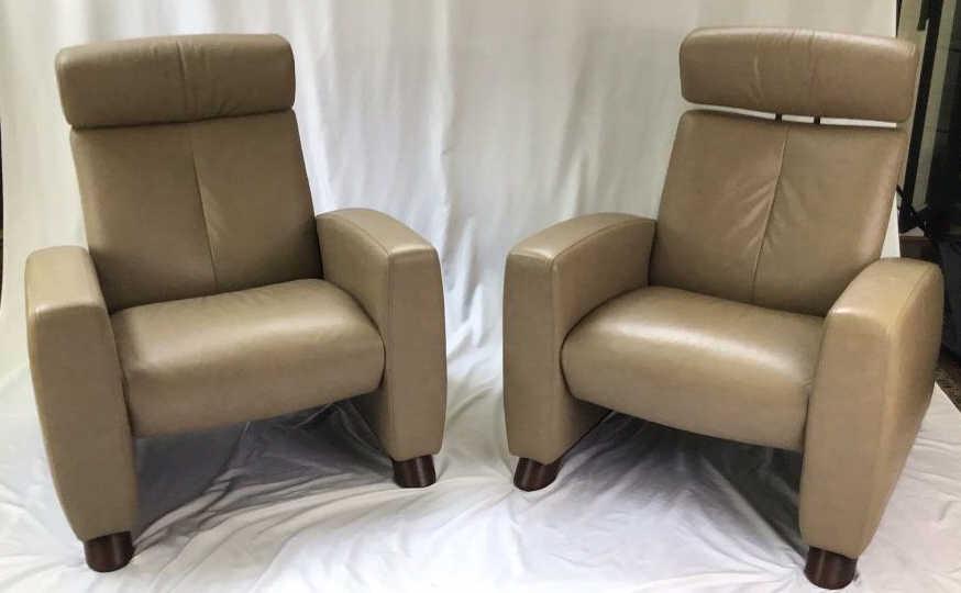 Ekorne Stressless Arion Recliner Chair Pair: Push-back recliners, very comfortable. Made in Norway. Minor scuff on outside of one, some spots on inner arm. 33 X 32 X 40 tall at back.