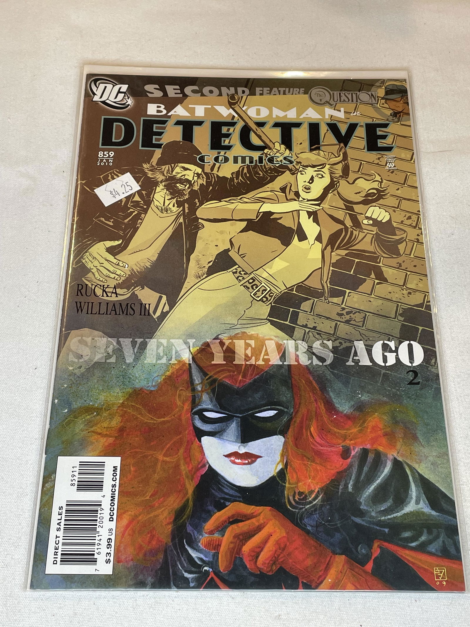 DC Detective Batwoman Comic Book (1 of 1)