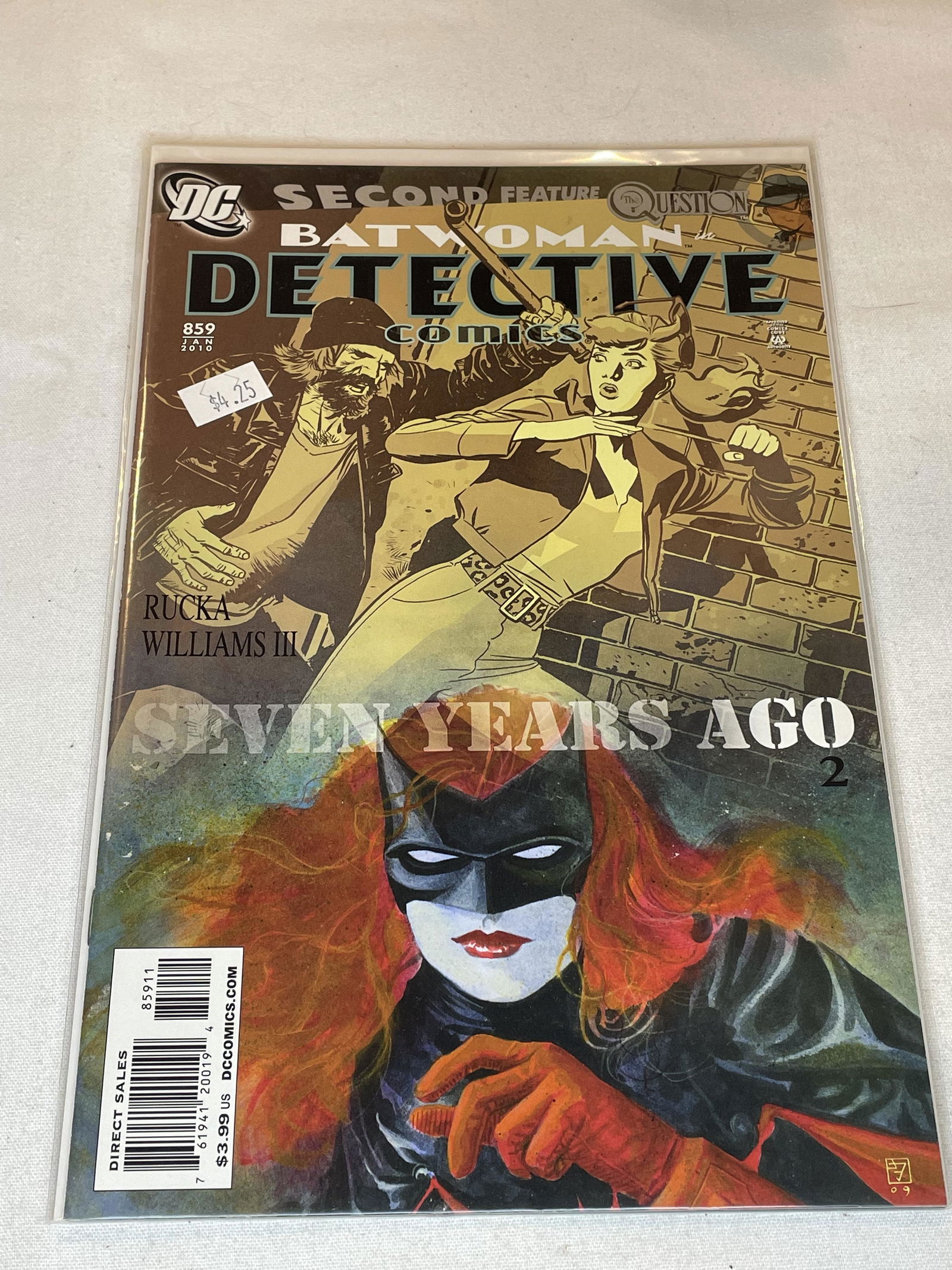 DC Detective Batwoman Comic Book (1 of 1)
