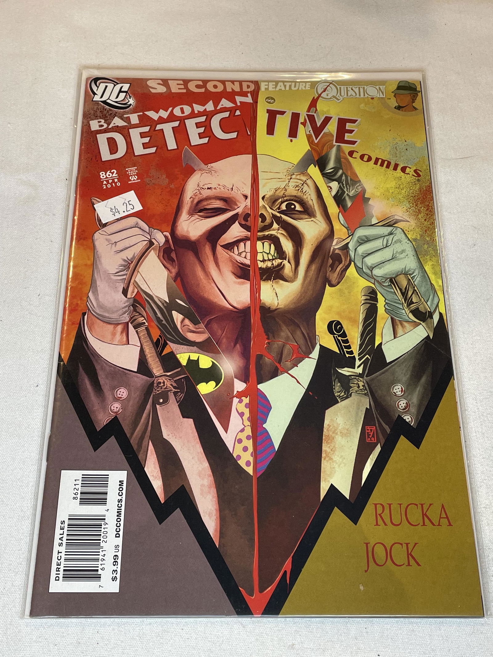 DC Detective Batwoman Comic Book (1 of 1)