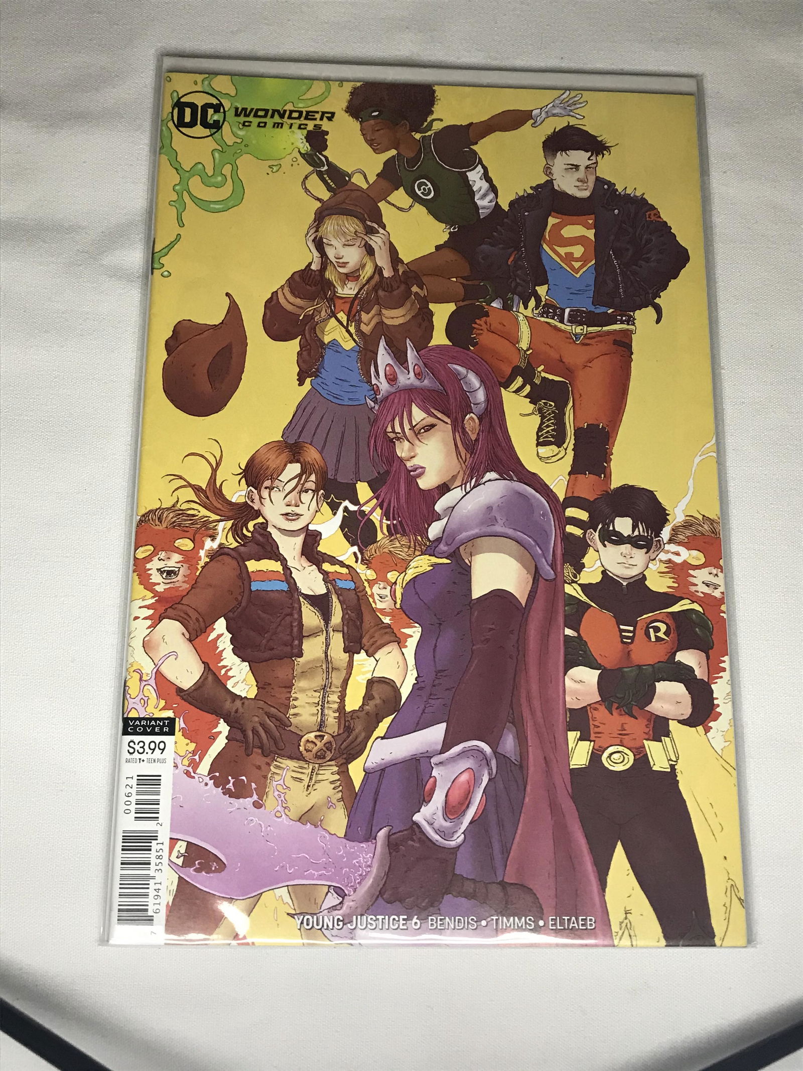 DC Young Justice Variant cover comic book (1 of 1)