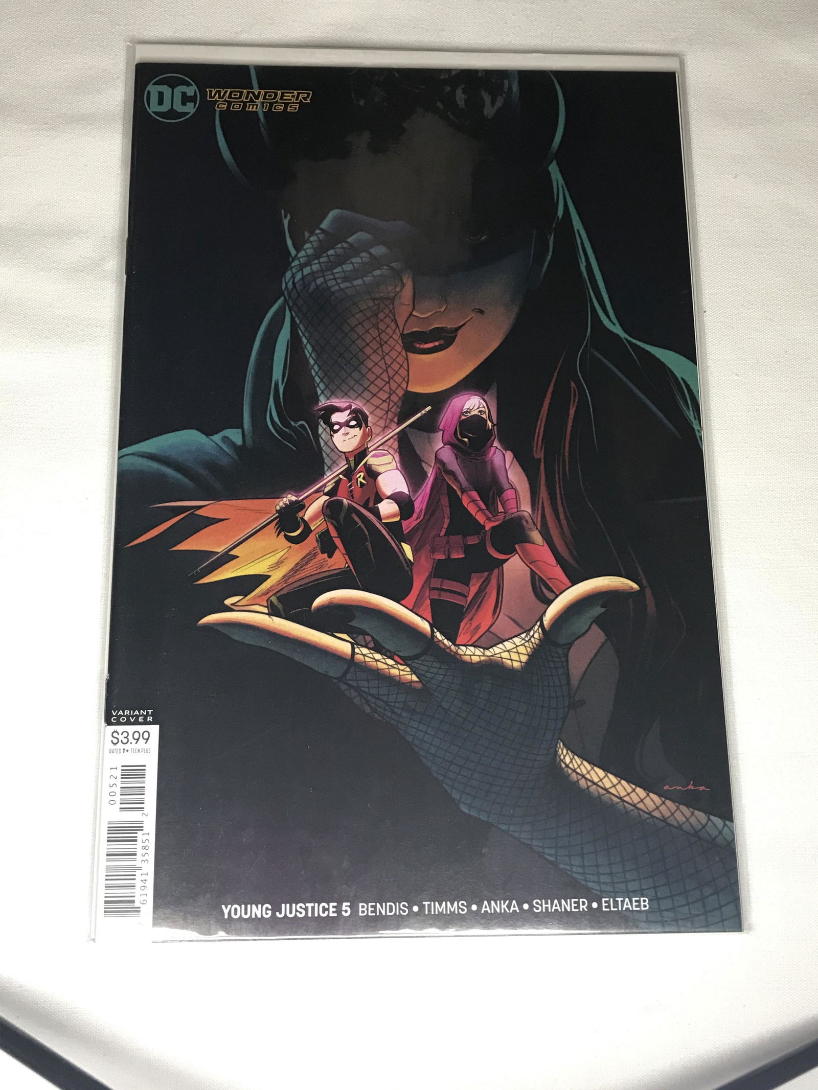 DC Young Justice Variant cover comic book (1 of 1)