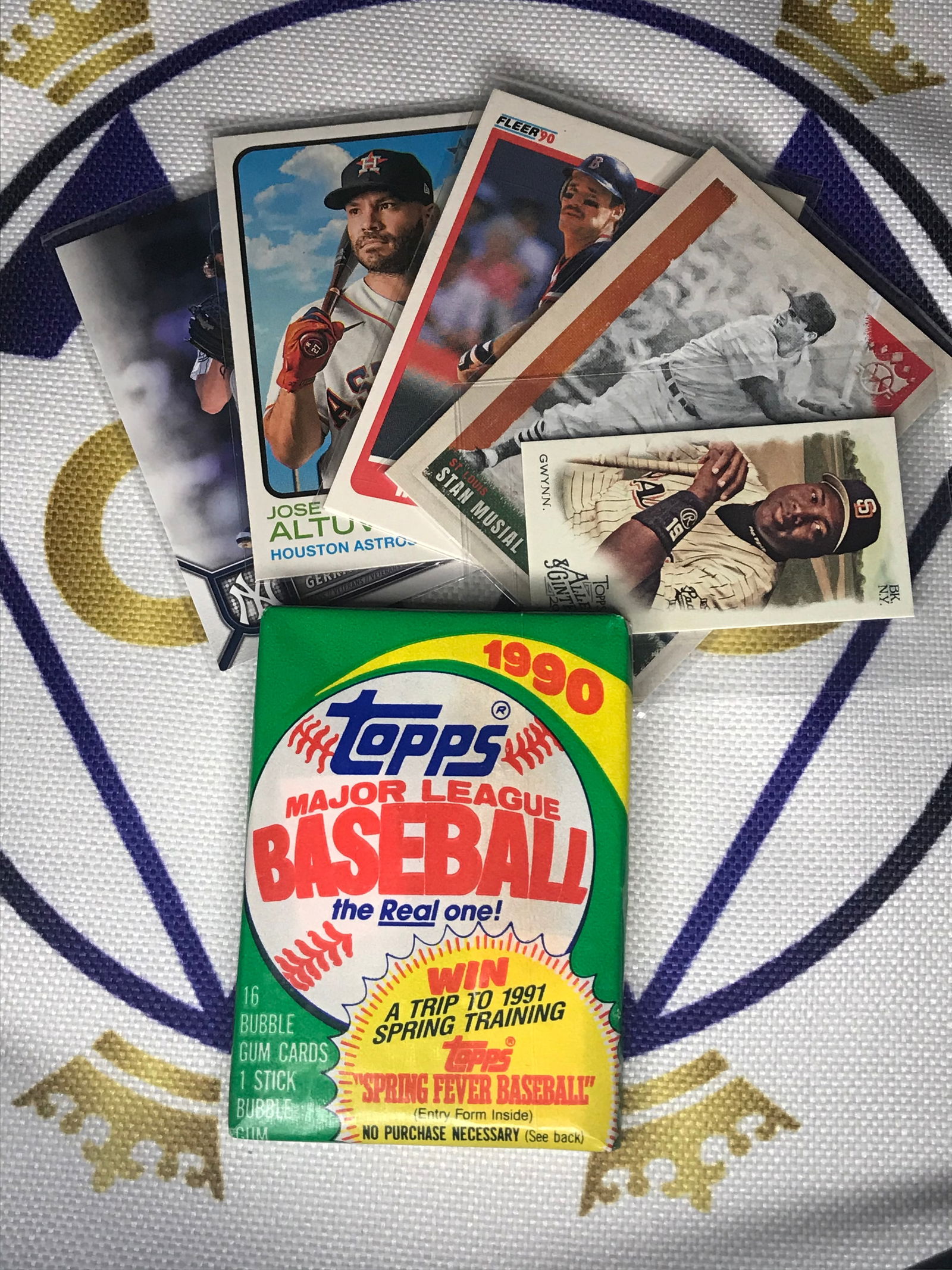 Lot of Baseball cards and a Topps 1990 baseball pack: Lot of Baseball cards and a Topps 1990 baseball pack