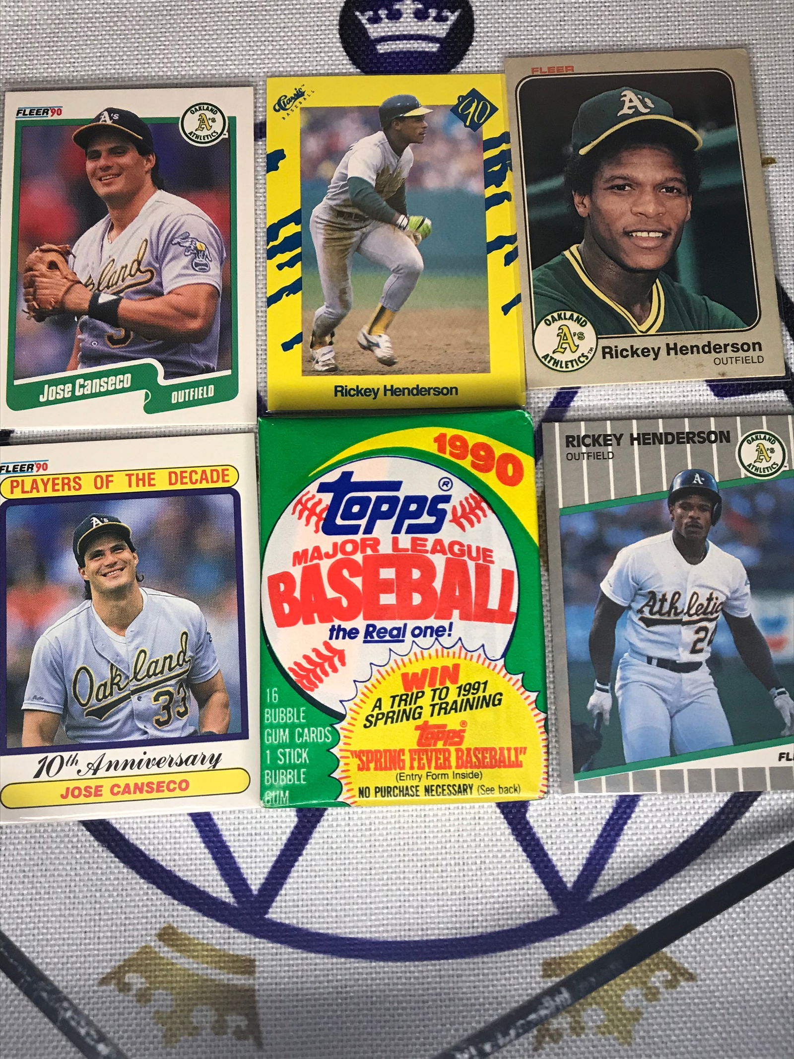 Lot of baseball cards and a Topps 1990 baseball pack: Lot of baseball cards and a Topps 1990 baseball pack