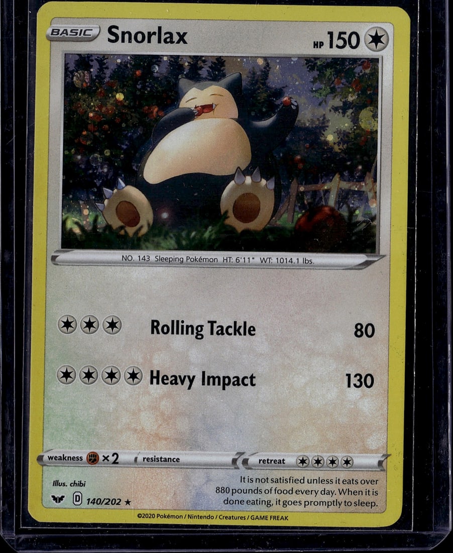 Snorlax 140/202 Sword & Shield Pokemon Card - Chi: This is a raw Snorlax Pokemon trading card from The Pokemon Company's 2020 Sword & Shield set. The card features the classic sleeping Snorlax with a charming chibi illustration by the artist,