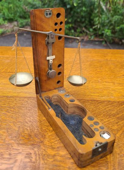 Vintage Travel Diamond Scale in Wood Box (1 of 6)