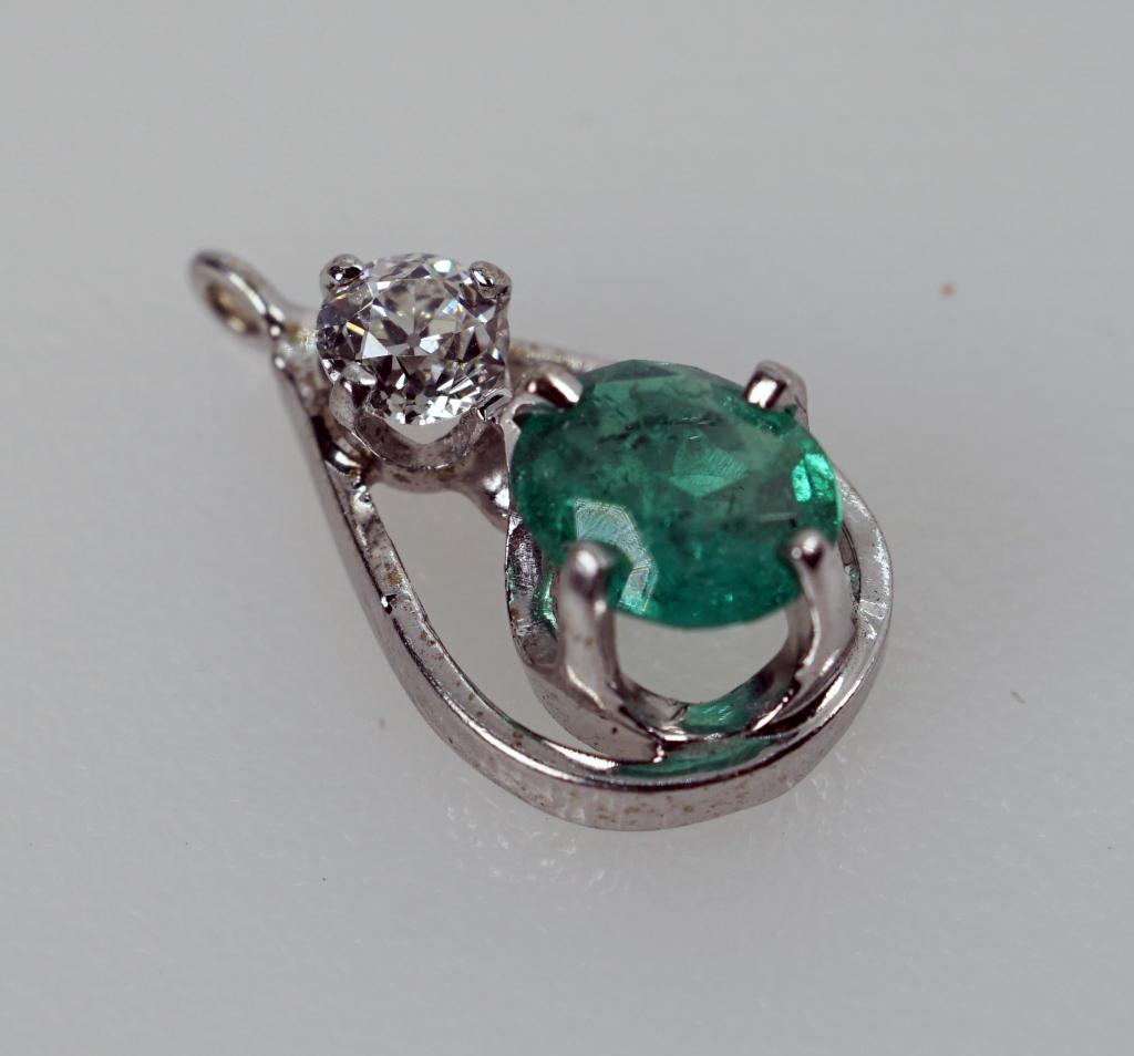 14K White Gold Emerald & Diamond Necklace Pendant (1 of 6)
