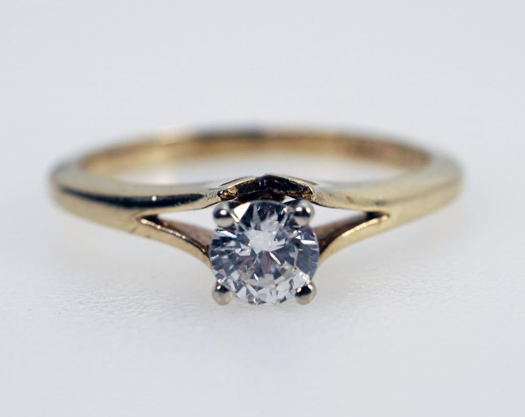 .33 cts 14K Yellow Gold Solitaire Diamond Engagement: Description: This lot includes a 14K yellow gold engagement ring, featuring a .33 cts round brilliant cut diamond. Lot includes a jewelers appraisal certificate. Condition: Overall very good condition