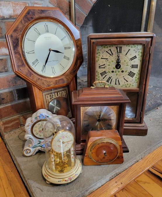 Grouping of 6 Vintage Clocks (1 of 7)