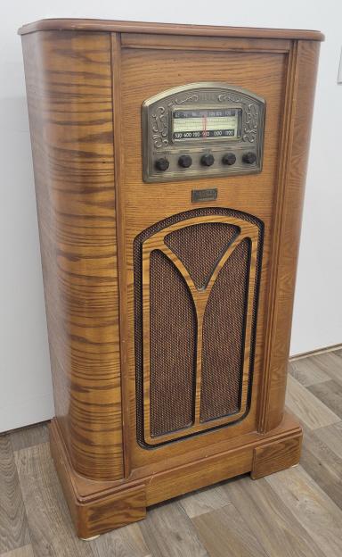 Crosley AM/FM Record Player Model 1944: Description: This lot includes a modern collectors edition reproduction of an antique Crosley radio. The radio plays AM and FM, as well as cassettes. Condition: Minor Surface wear associated with age