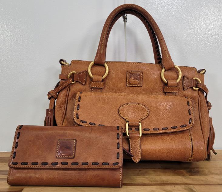 Vintage Dooney & Bourke Executive Messenger Handbag (0015) on Dec 11, 2022 EastWing Estate