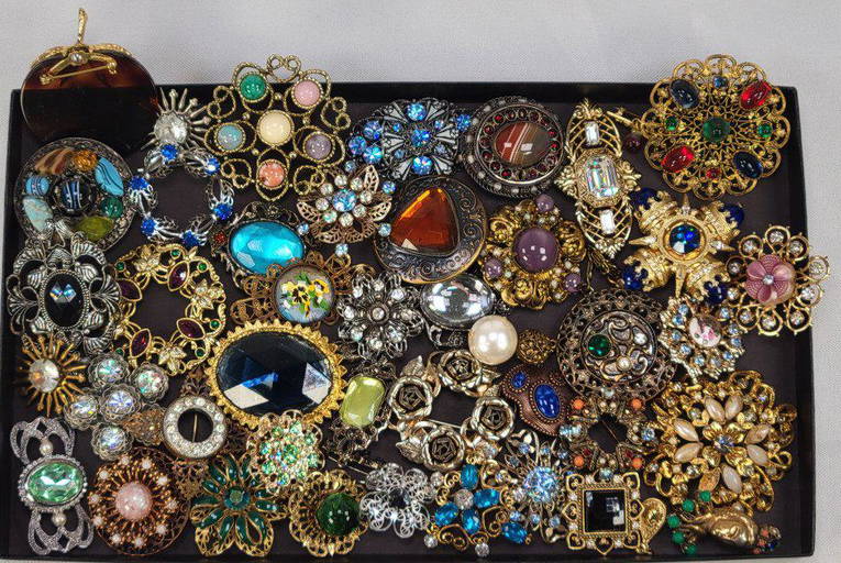 Estate Lot of Costume Jewelry Pins & Brooches 2 (0174) on Dec 11