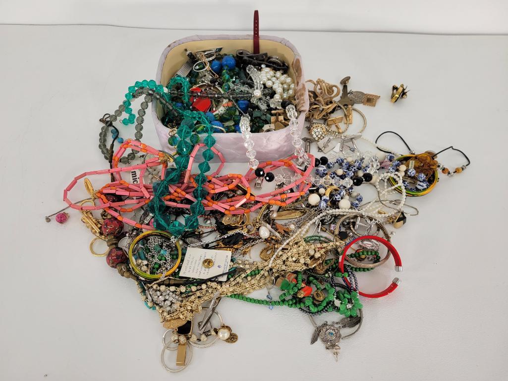 Grouping of Costume Jewelry: Description: This lot includes a grouping of costume jewelry. You get all you see pictured. See photos for details. Condition: All pieces appear to be in good condition with expected ware. Please exam