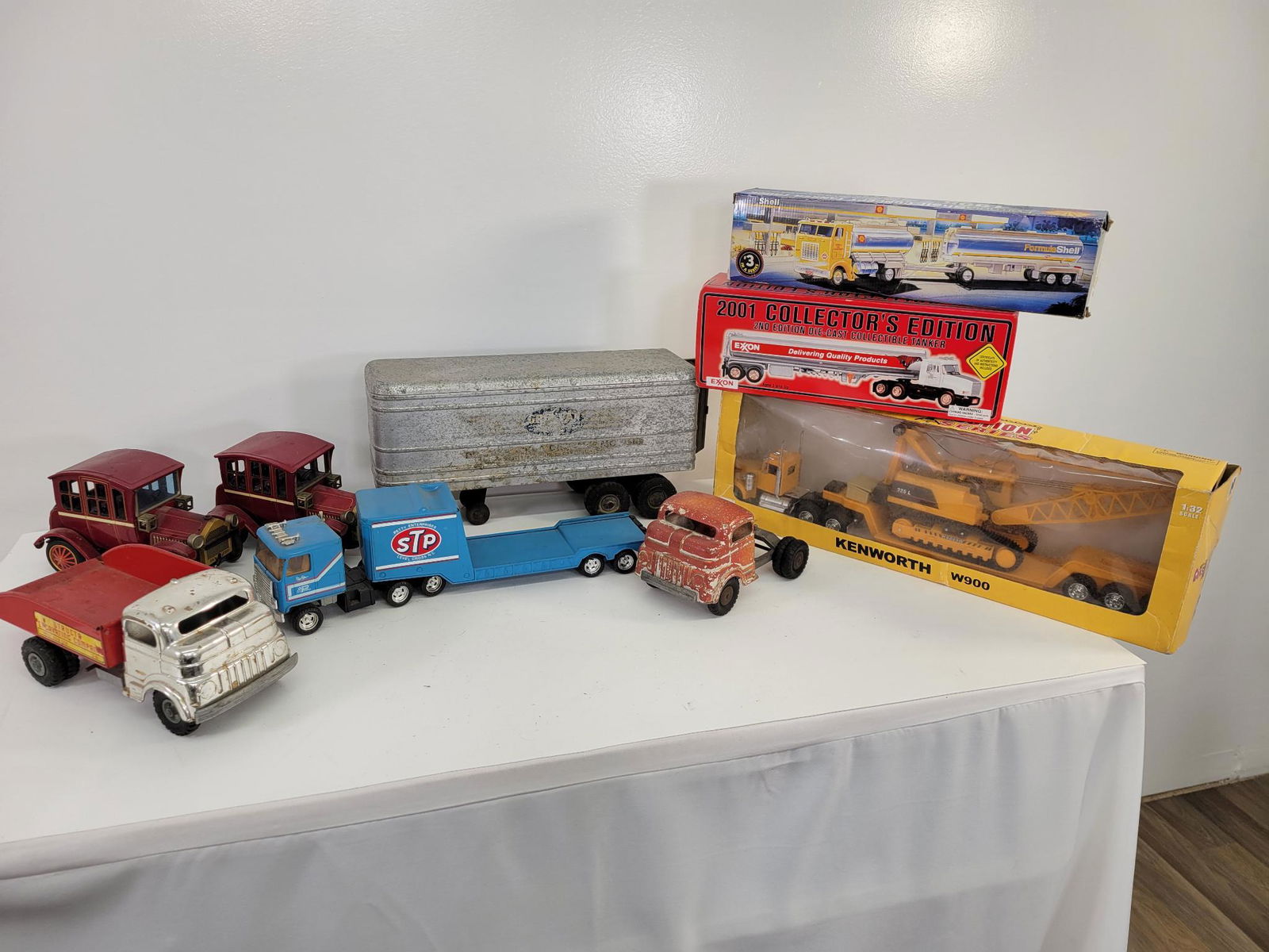 Estate Lot of Vintage Toy Tractor Trailer Trucks (1 of 9)