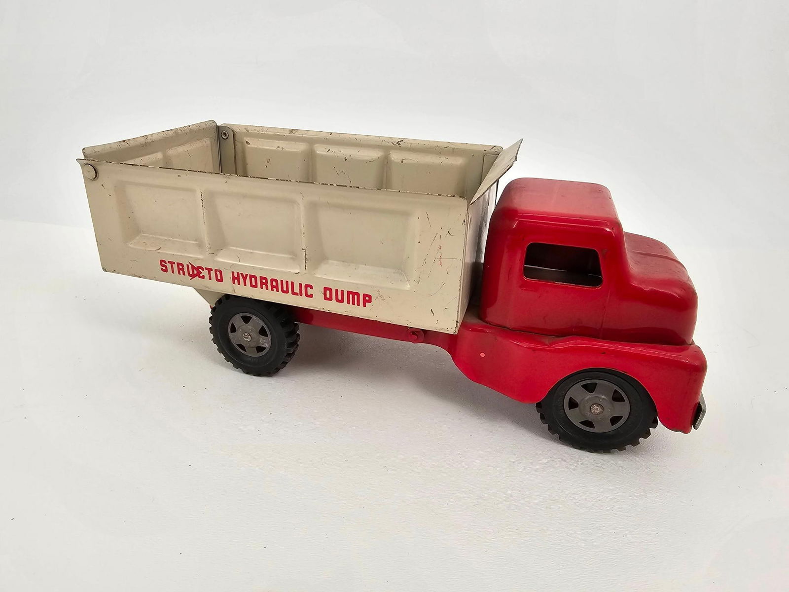 Structo Pressed Steel Hydraulic Dump Truck (1 of 7)