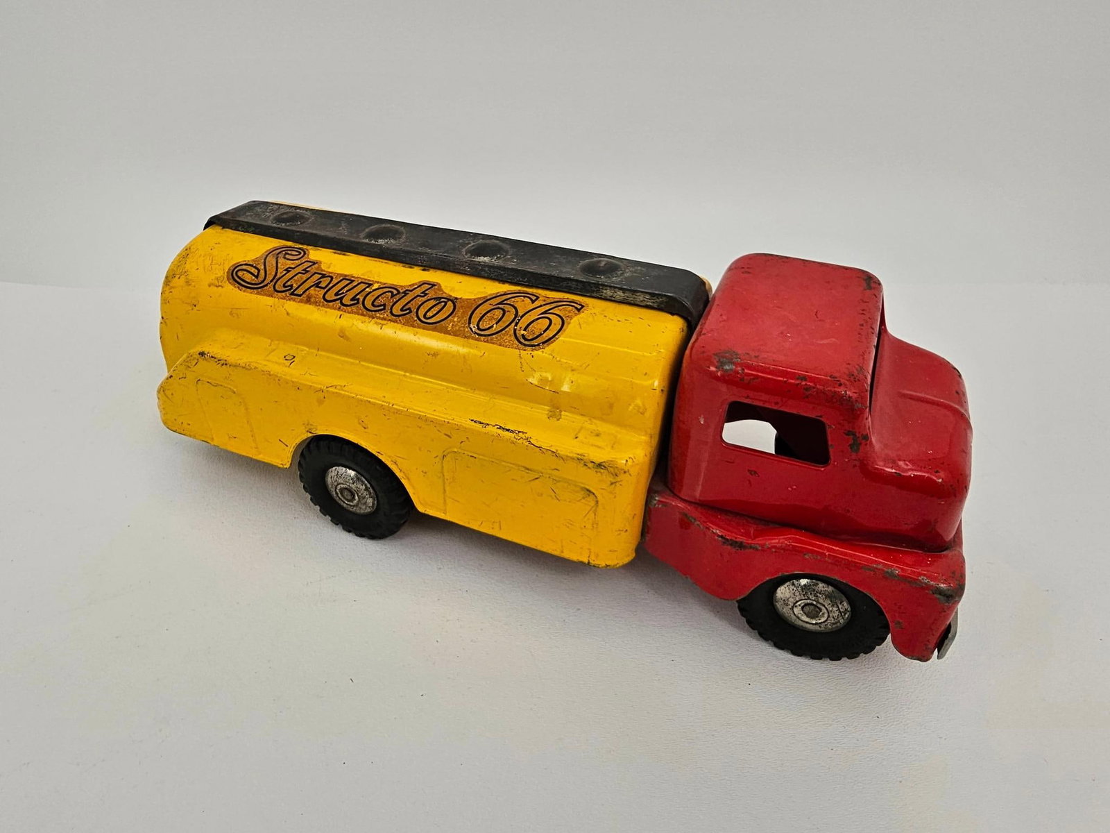 Structo "66" Pressed Steel Gas Delivery Truck (1 of 7)