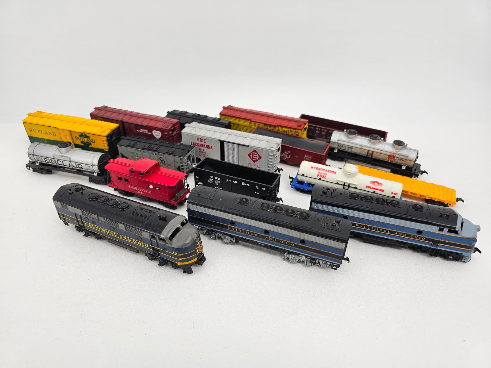 Grouping of Postwar Lionel Trains (1 of 11)