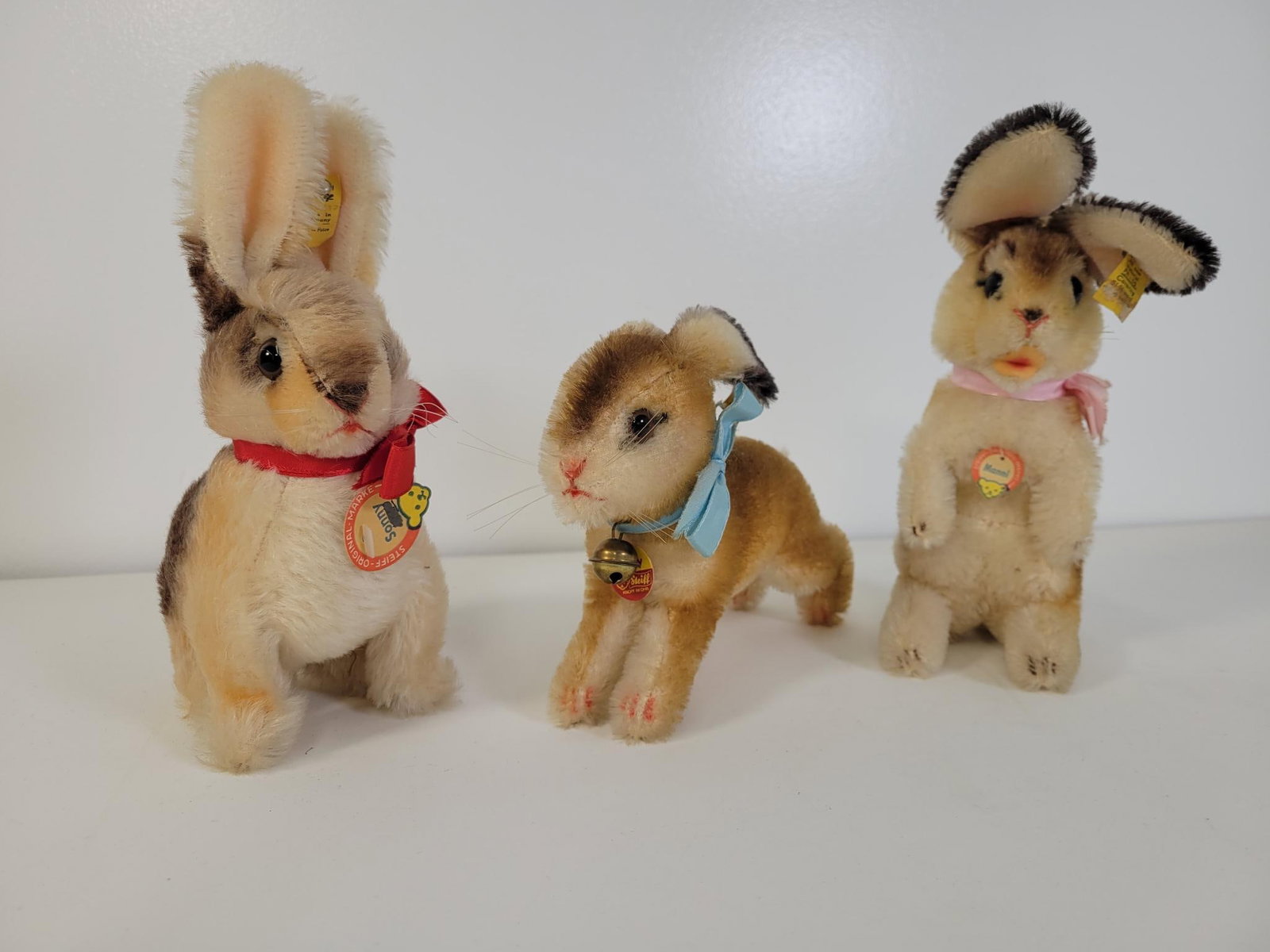 Collection of Country Miniatures: This lot includes 3 small Steiff rabbits each with it's original tag and ear button still in tact. See photos for lot details and condition. Measurements: Largest stands at 8"T