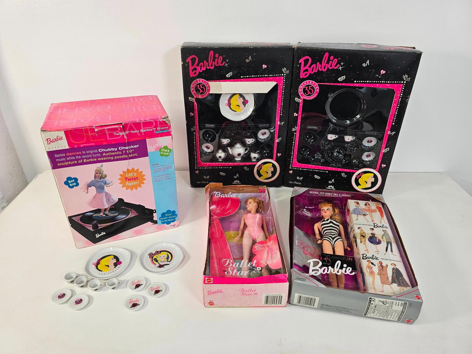 Barbies in Box: Includes 5 barbie figures and accessories in boxes. You get everything seen in the photos, boxes are worn.