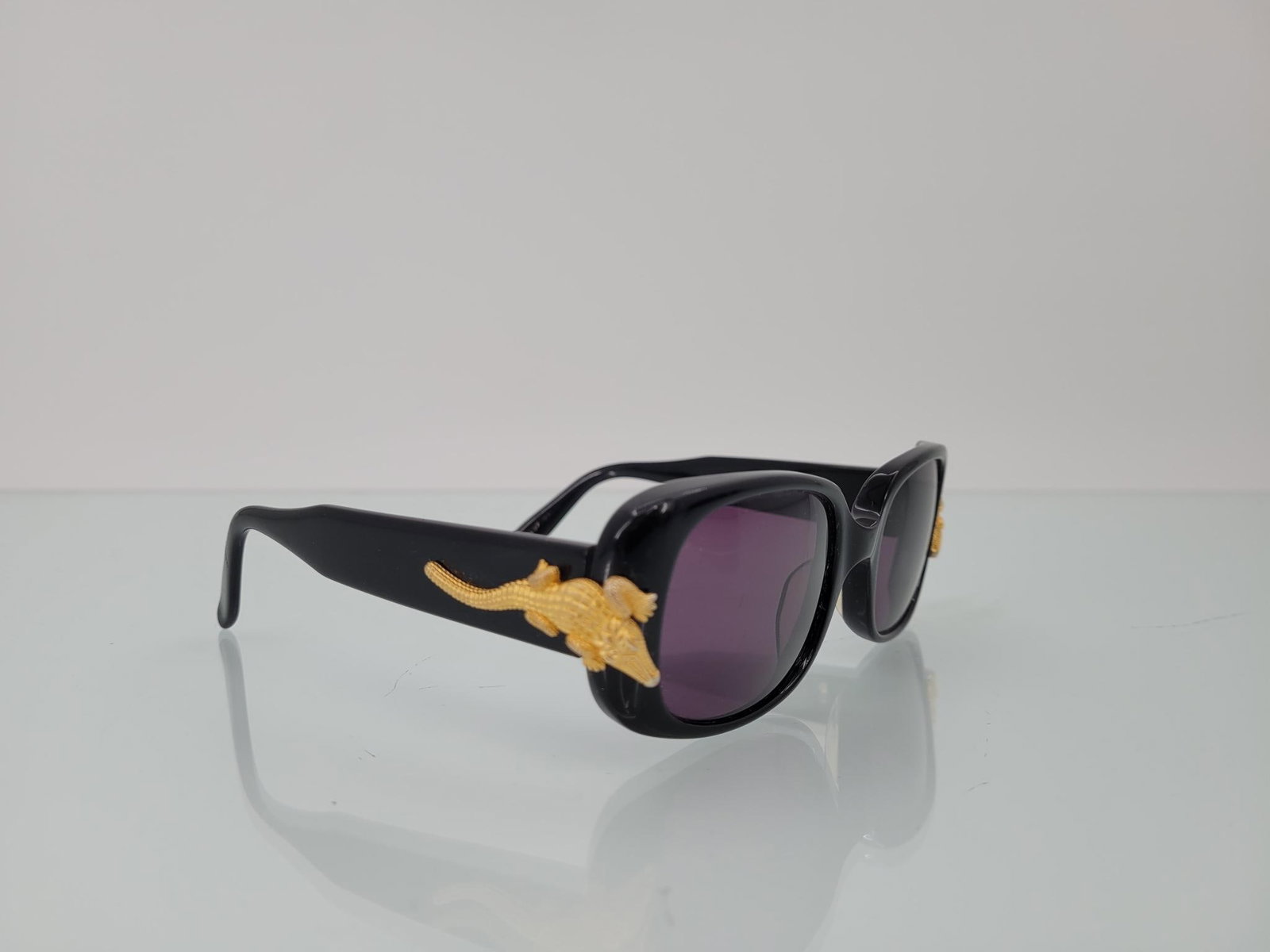 Kieselstein Cord Gatorville Sunglasses With Case: Decription:Gold metal jeweler designed Kieselstein Cord gatorville sunglasses. Has original box and case. No scratches or scuffs. Measurements: One size