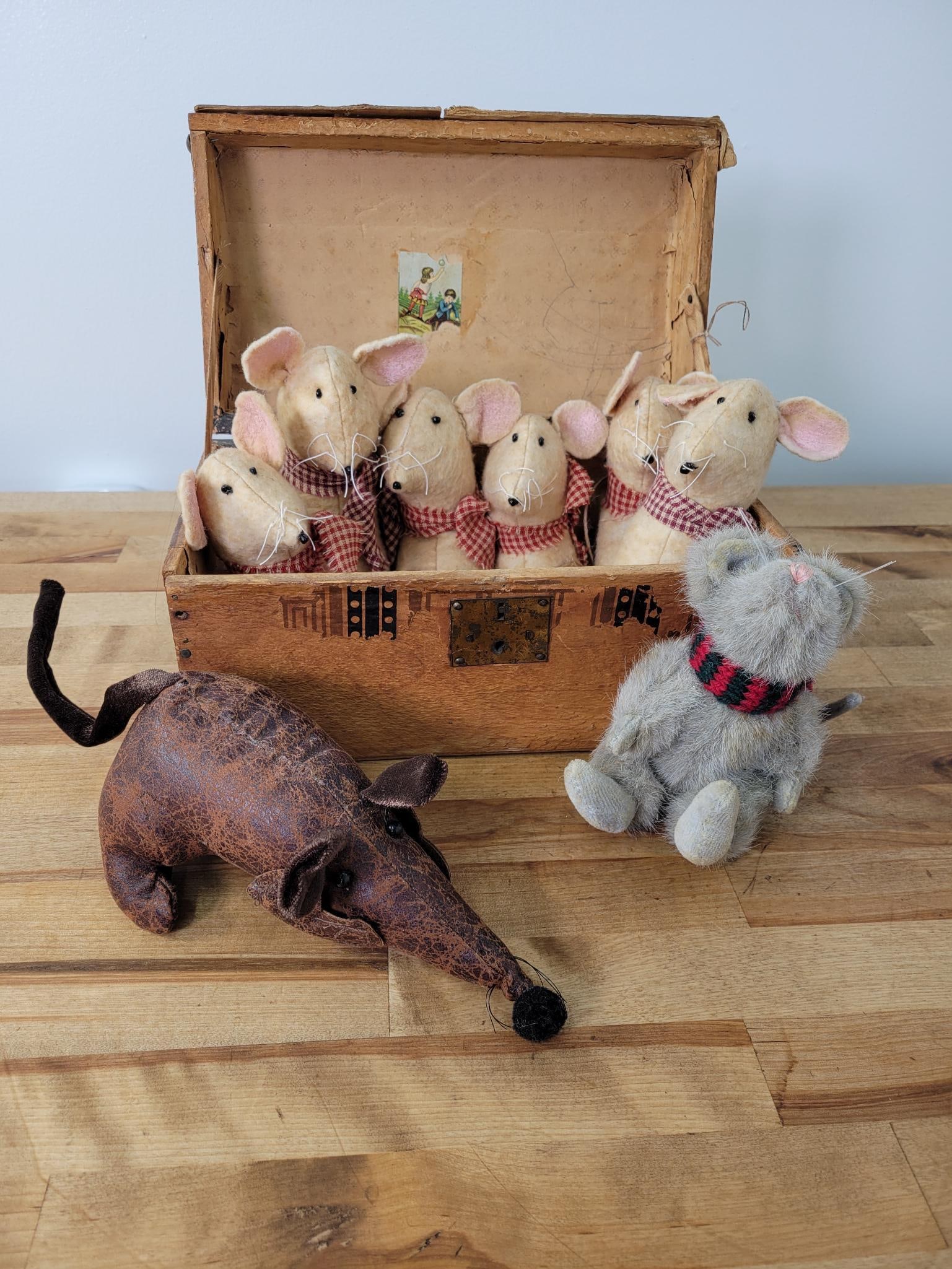 Grouping of Vintage Mouse Figures in Box (1 of 8)