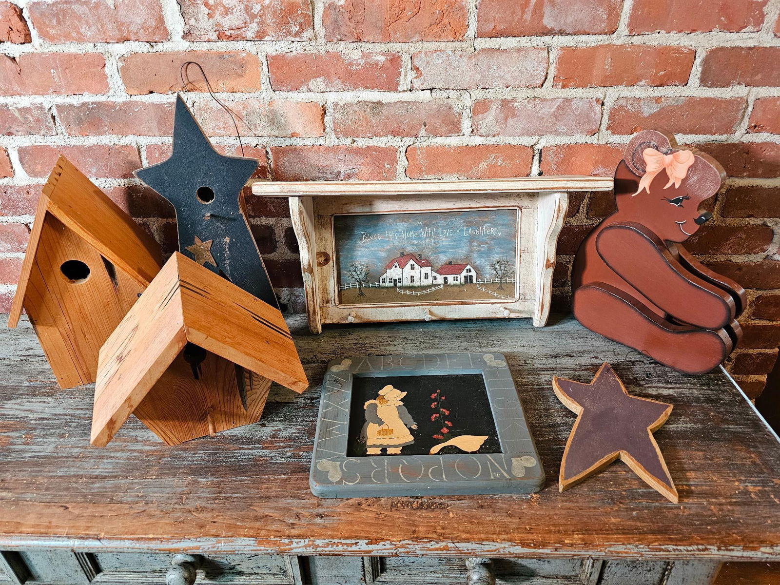 Estate Grouping of Painted Wood Country Decor: This lot includes all of the assorted painted wood decorative objects seen in the photos. See photos for lot contents and details, all of the objects are in very good estate found condition.Fee for Tr