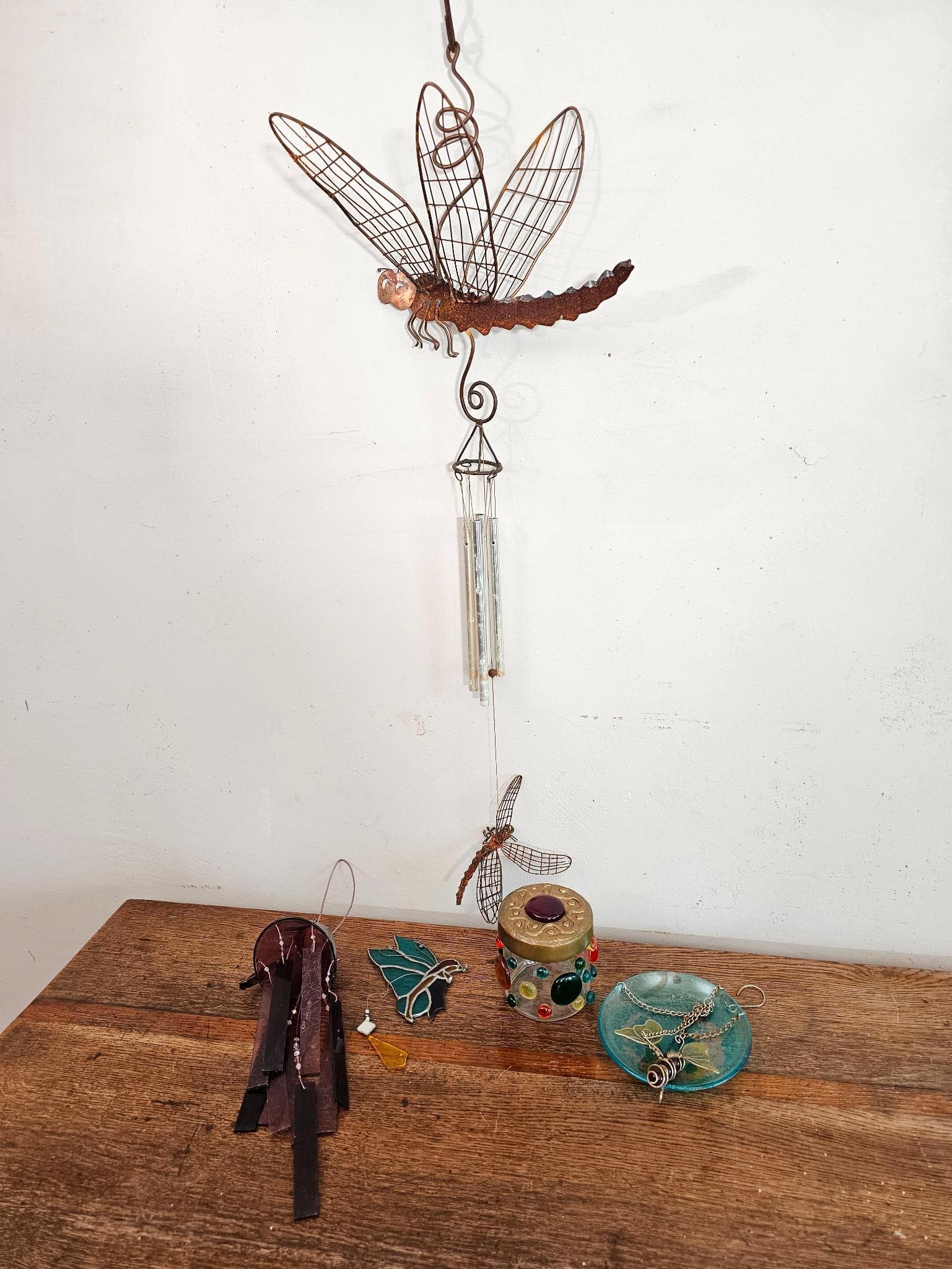 Small Decorative Estate Lot: This lot includes all of the assorted decorative objects seen in the photos. See lot photos for more information on the lot contents, and conditionFee for Transport back to Oakville Gallery: $25