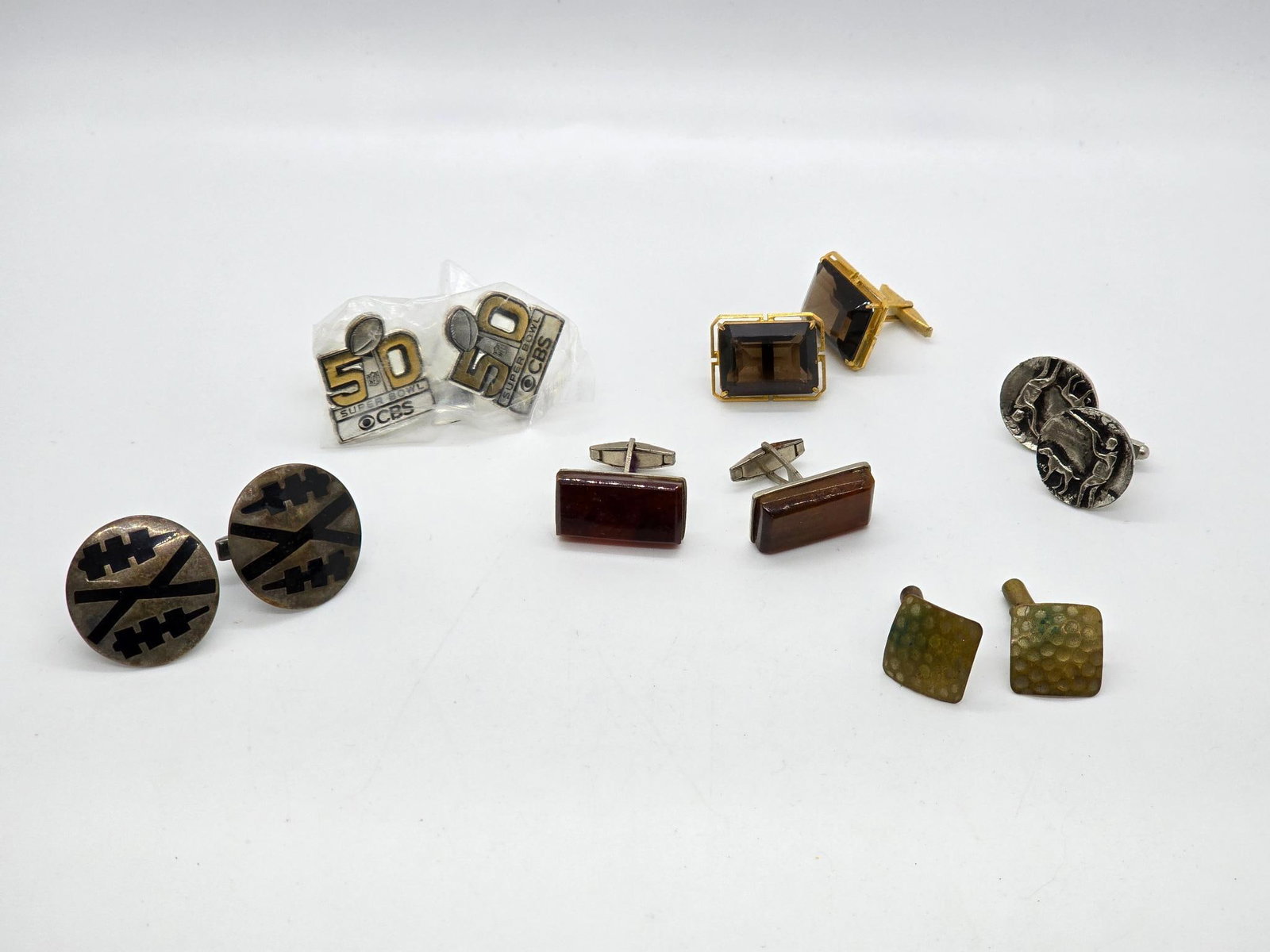 6 Pair of Vintagfe Cufflinks: This lot includes a small grouping of 6 vintage cufflinks, each is in good vintage condiiton with some tarnishing and ware with age and use. Some are sterling, most are costume. See lot photos for mor
