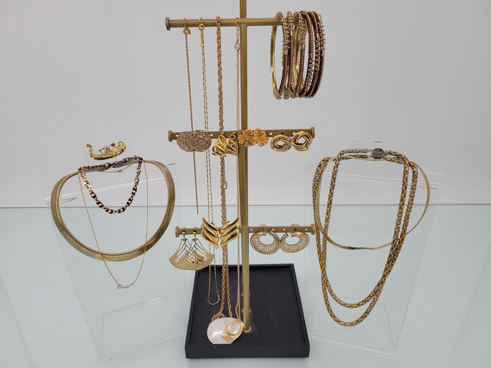 Vintage Gold Colored Lot Of Costume Jewelry (1 of 10)