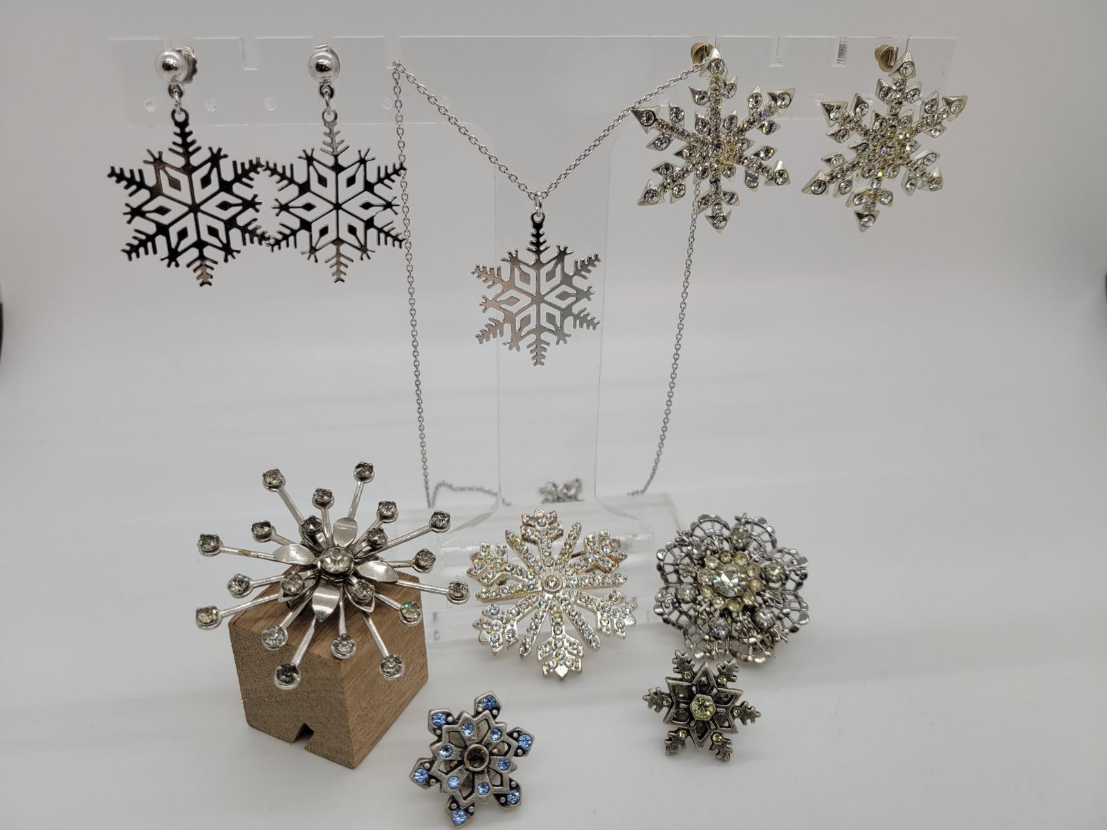 Snowflake Sparkle Lot: Description: this dazzling festive lot includes a necklace with matching earrings, another pair of earrings and five pins. One of which also doubles as a pendent (see photos) one pin is missing a cent