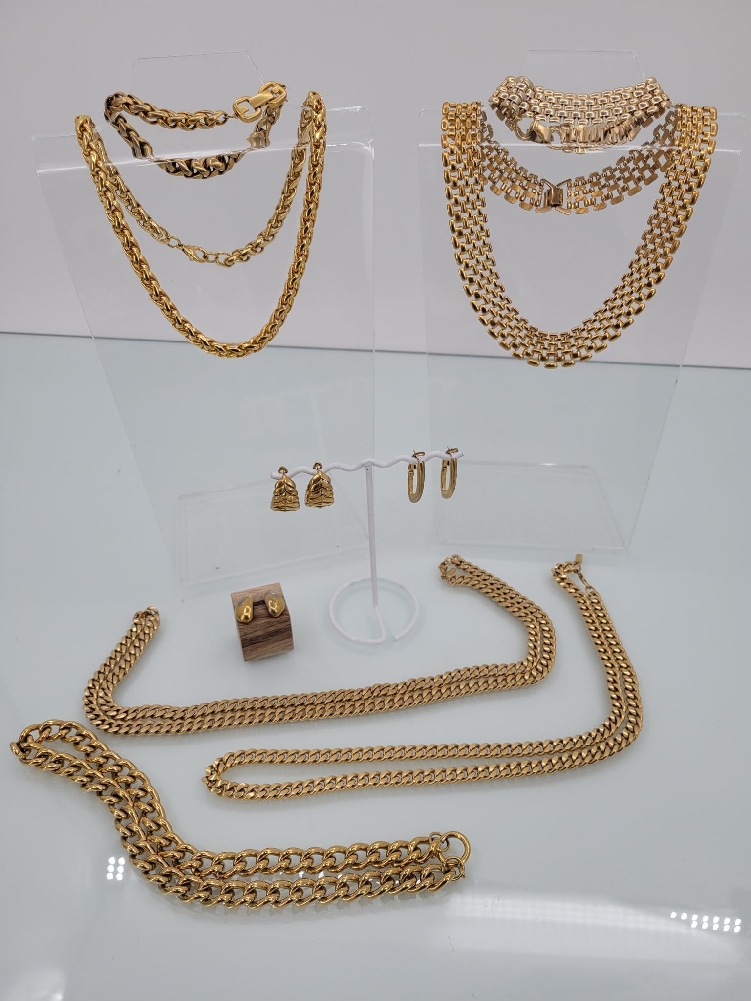 Gold Toned Heavy Chains And Earrings (1 of 7)