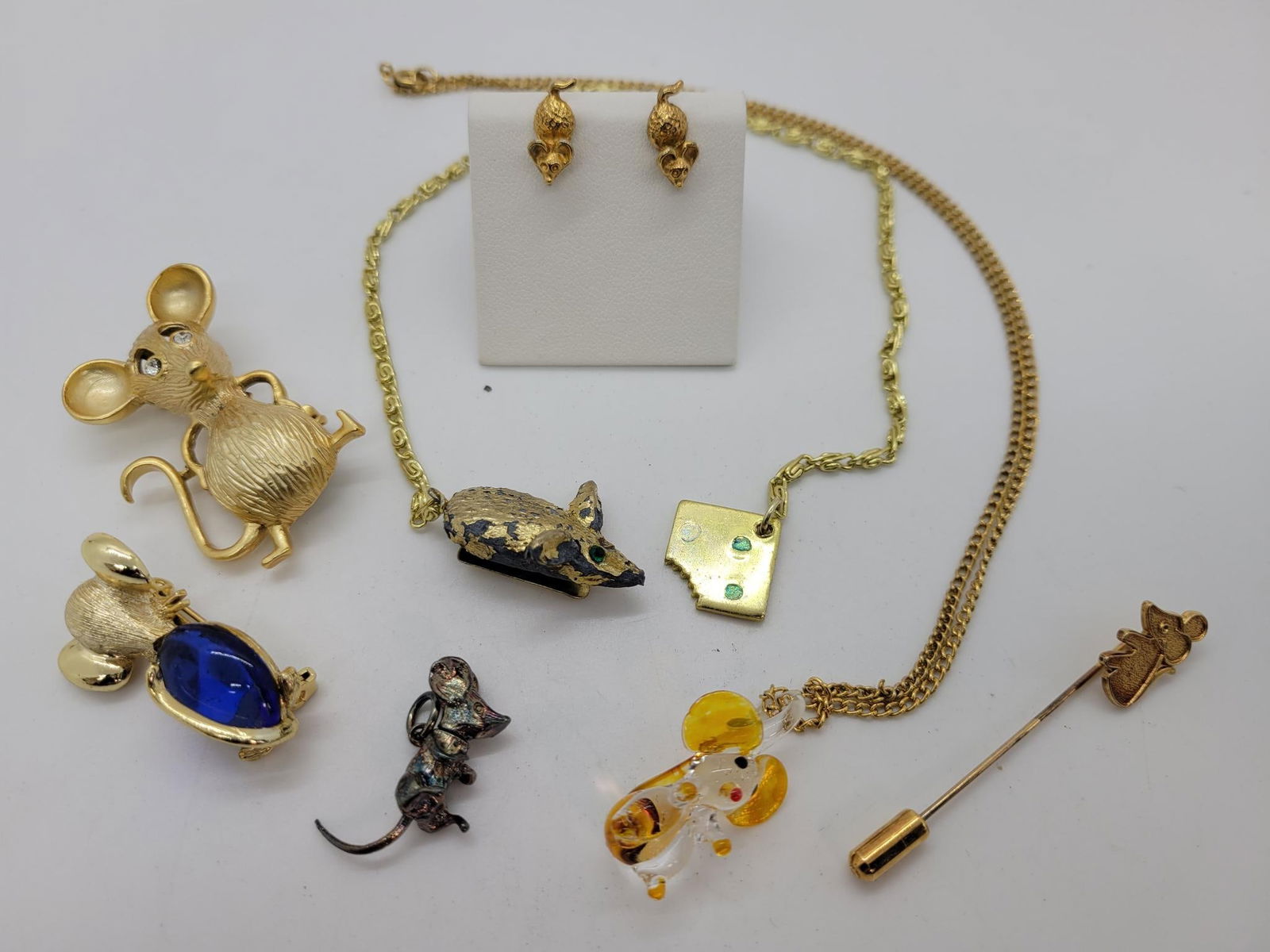 Adorable Mouse Jewelry Lot: Description: adorable lot includes two ins, a hat pin, a pocket cuff with chain and slice of cheese (paint is flaking off this piece see photos), glass mouse pendent on chain, silver tined pendent, an