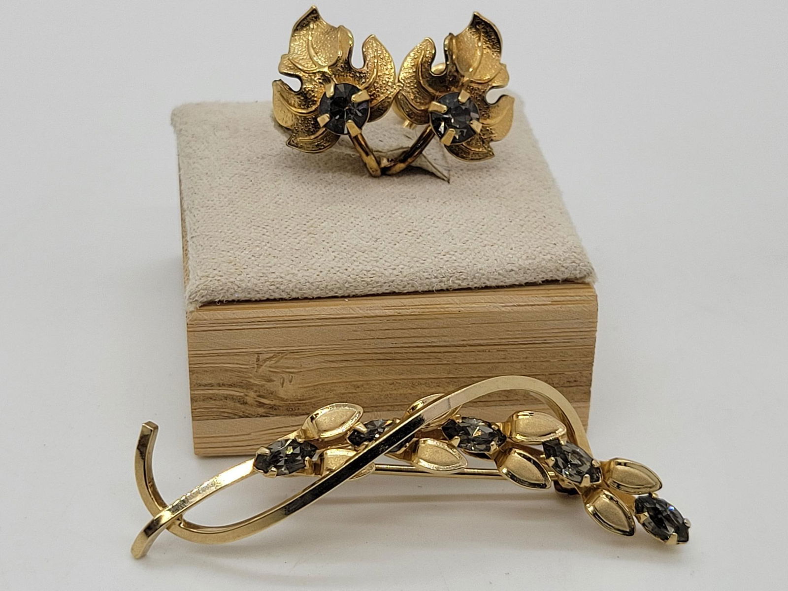 Gold Filled Arbor Themed Vintage Jewelry (1 of 10)