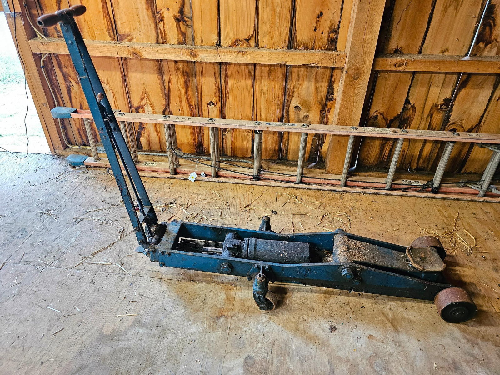 MASSIVE 1970s Walker 10 Ton Floor Jack (1 of 10)