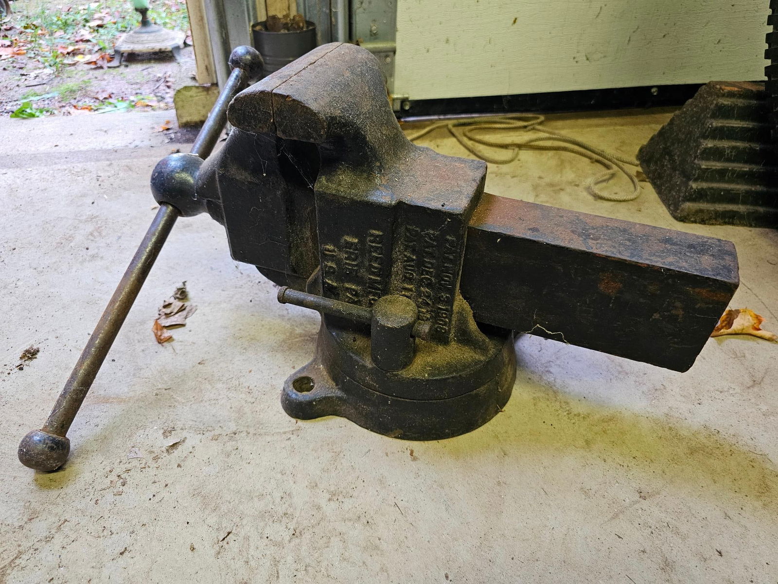 Antique Reed Mfg. #205 Bench Vise (1 of 6)