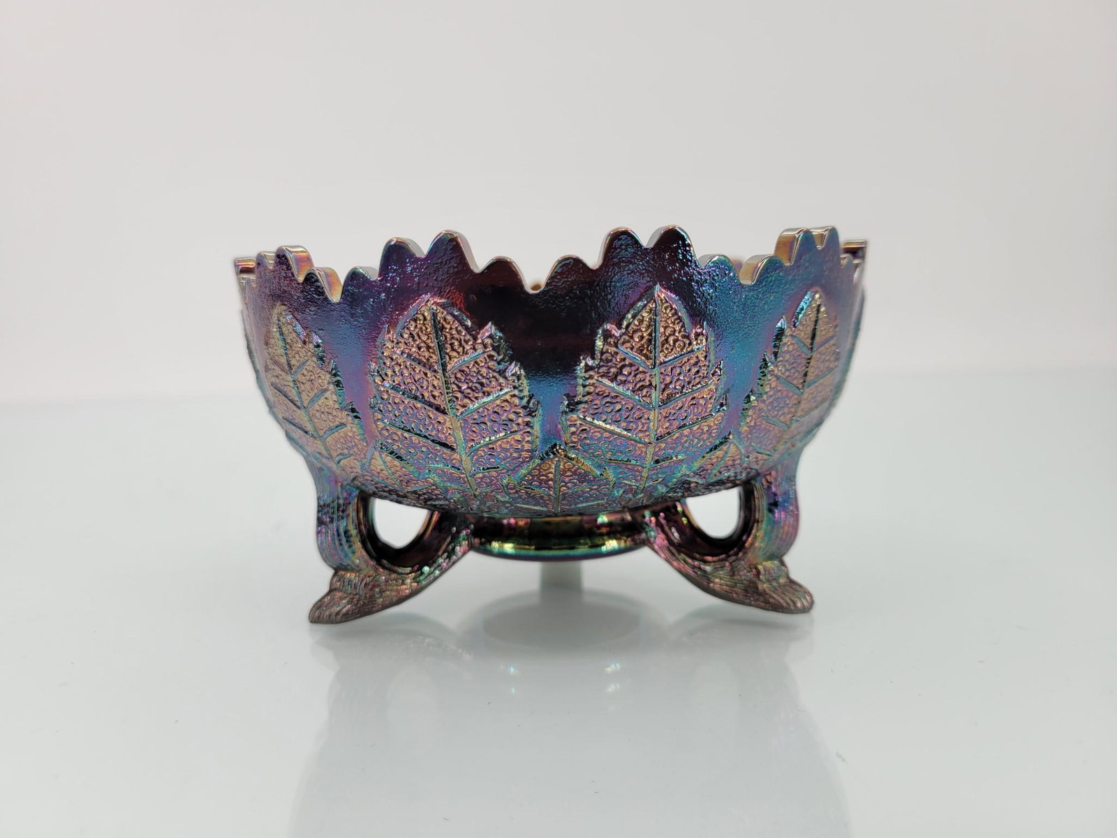 Fenton Black Amethyst Tri Footed Leaf Bowl: Maker: Fenton Pattern: Black amethyst tri footed leaf bowl Condition Issues (If Any): none, is clearly marked Measurements: 4.5 "L x 2.5 "H Condition Buyers Premium: 28%