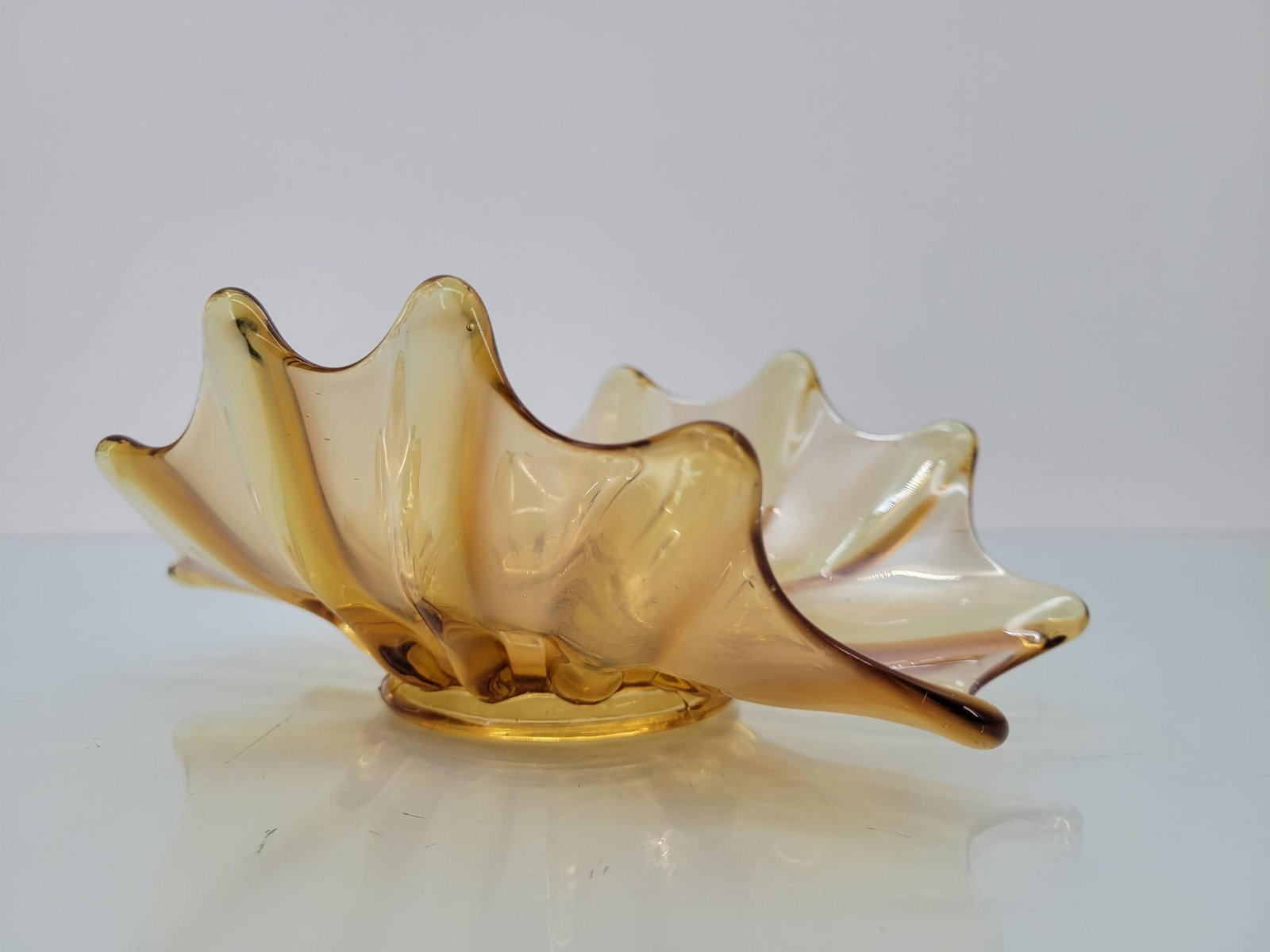 Amber Art Glass Banana Boat: Maker: Unknown Pattern: Amber art glass banana boat Condition Issues (If Any): none Measurements: 8.5 "L x 6 "W x 3.25 "H Condition Buyers Premium: 28% For this auction, w