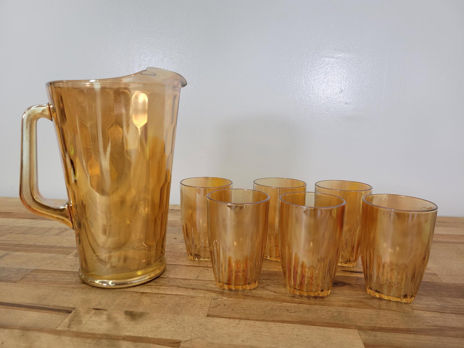 Jeanette Marigold Honeycomb Pitcher & 6 Glasses: Maker: Jeanette Pattern: Marigold honeycomb pitcher and ribbed bottom glasses Condition Issues (If Any): none Pitcher measurements: 7 "L x 5.5 "W x 10 "H Condition Buyers Premium: 2