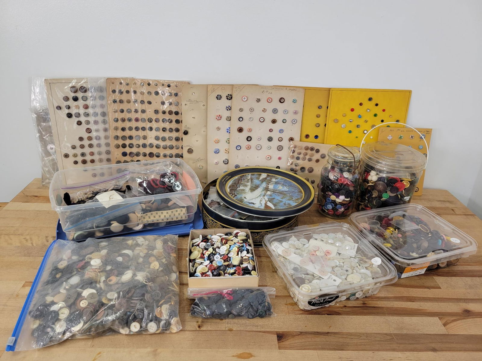 Massive Estate Found Lot of Vintage & Antique Buttons (1 of 15)