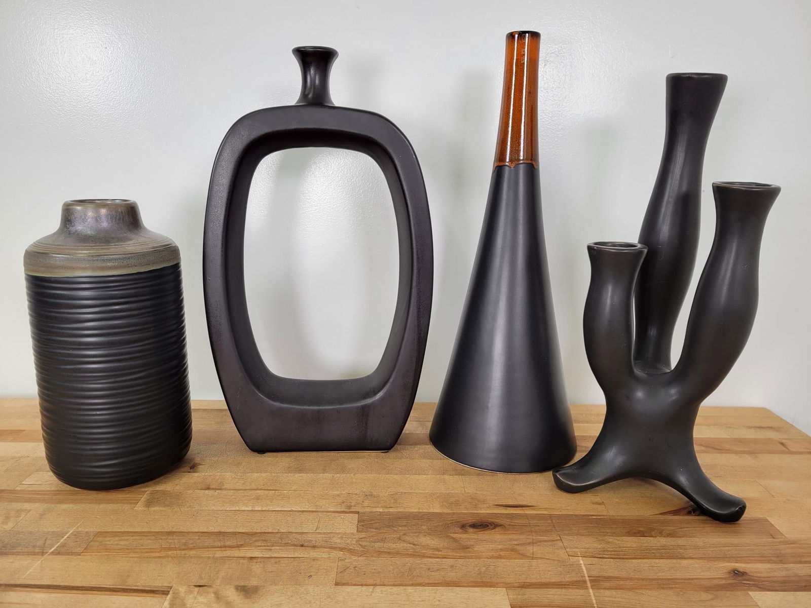 4pc Grouping of Pier 1 Imports, Marshalls, & Homegoods Decor: This lot includes 4 pieces of commercial modern decorative objects from stores like Pier 1 Imports, Marshalls, and Homegoods. These pieces are in overall good condition with minor surface ware f