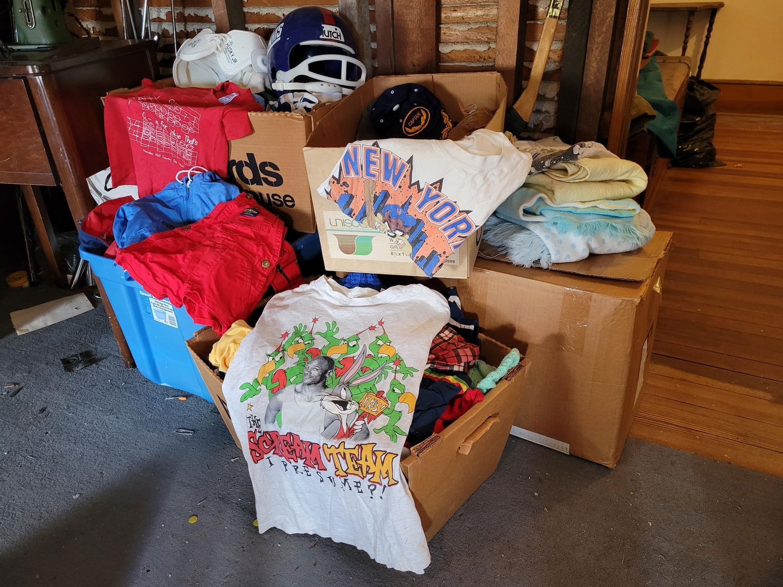 Bulk lot of Vintage Kids Clothing - Sports, Graphic Tee's & More (1 of 13)