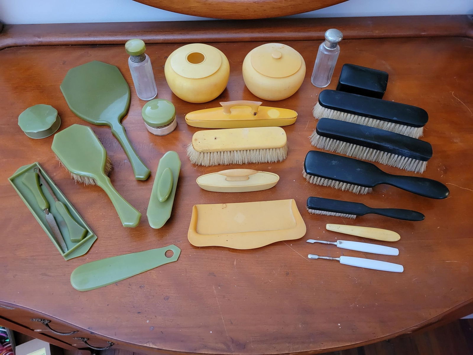 Lot of Bakelite & Celluloid Vanity Items (1 of 17)