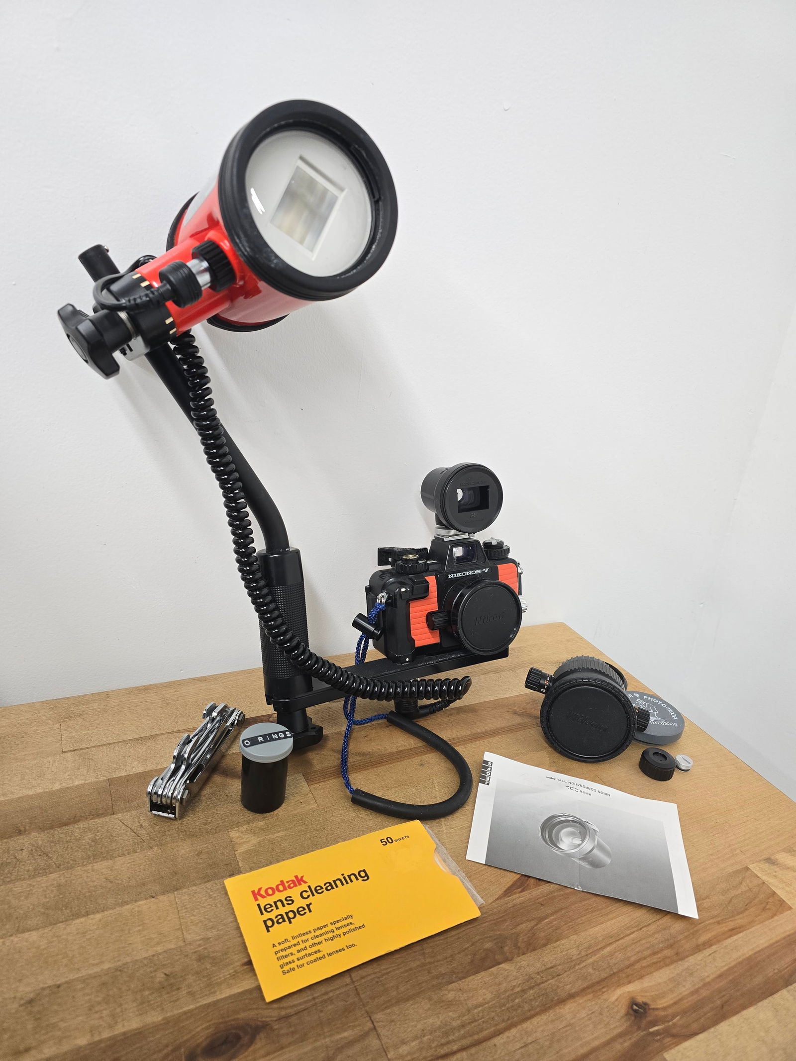 Nikon NIKONOS V Orange 35mm underwater camera w/ Accessories (1 of 20)