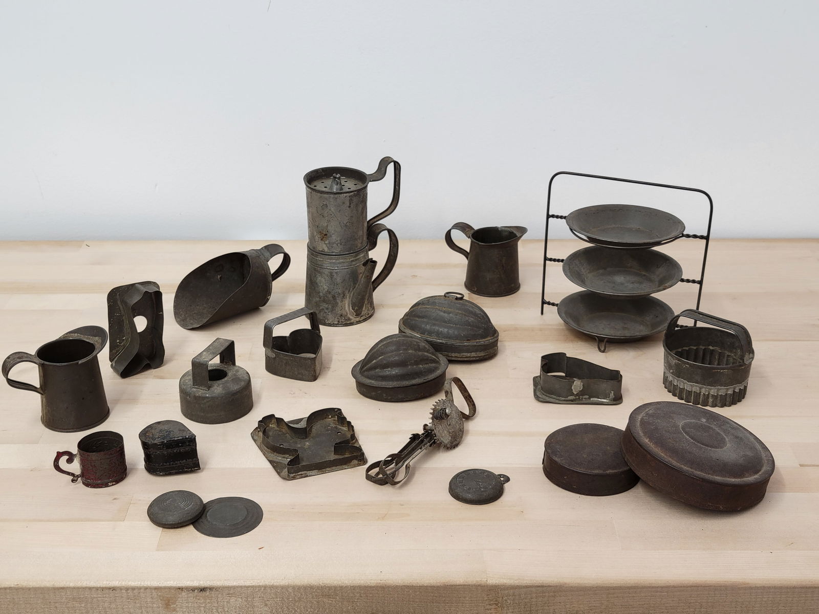 Grouping of Primitive Antique Tin Kitchenware, Tools & More! (1 of 20)