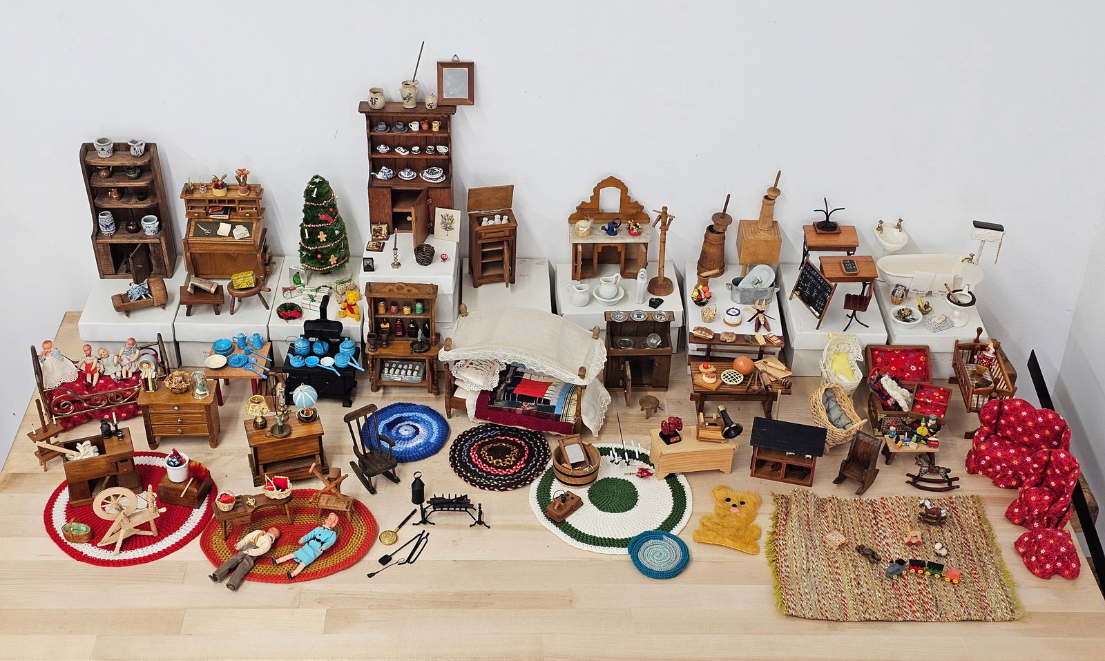 Collection of Vintage & High Quality Doll House Furniture (1 of 16)