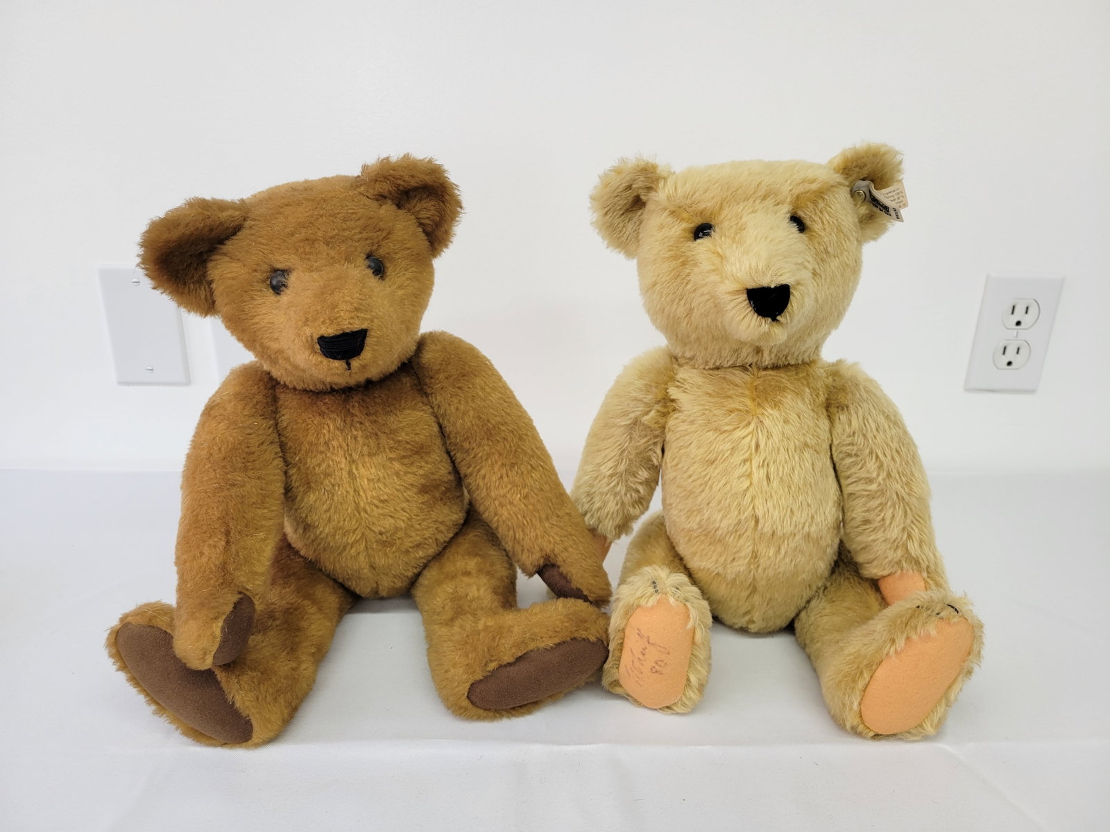 Lot of Vintage Style Mohair Teddy Bears: This lot includes a small grouping of assorted vintage style Mohair teddy bears. The conditions are all overall good, from the home of an avid collector. See lot photos for more details on the lots co