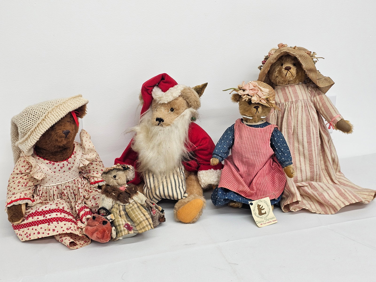 Lot of Vintage Style Mohair Teddy Bears: This lot includes a small grouping of assorted vintage style Mohair teddy bears. The conditions are all overall good, from the home of an avid collector. See lot photos for more details on the lots co