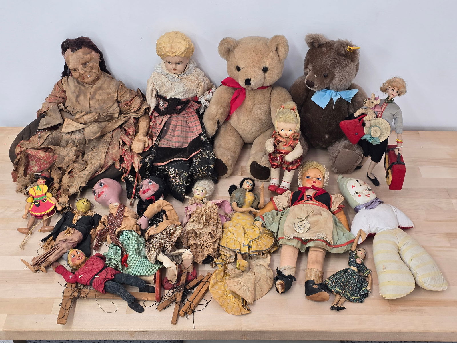 Large Estate Found Assortment of Stuffed Animals (1 of 14)