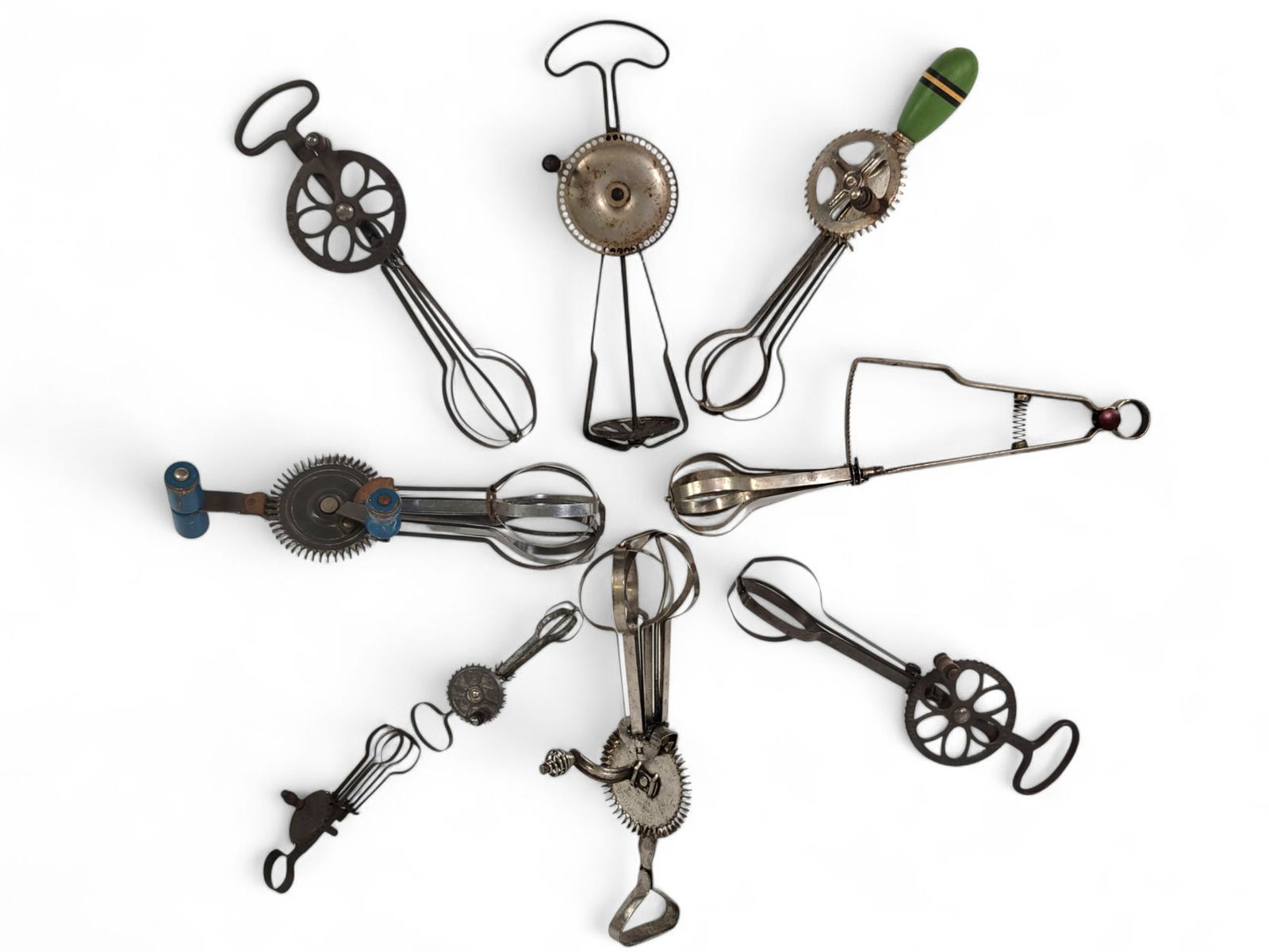Vintage Kitchenware Hand Mixers - Small Collection: The lot includes a small grouping of assorted vintage hand mixers. They are all in overall good condition, see lot photo for more details on the lots contents and conditions.