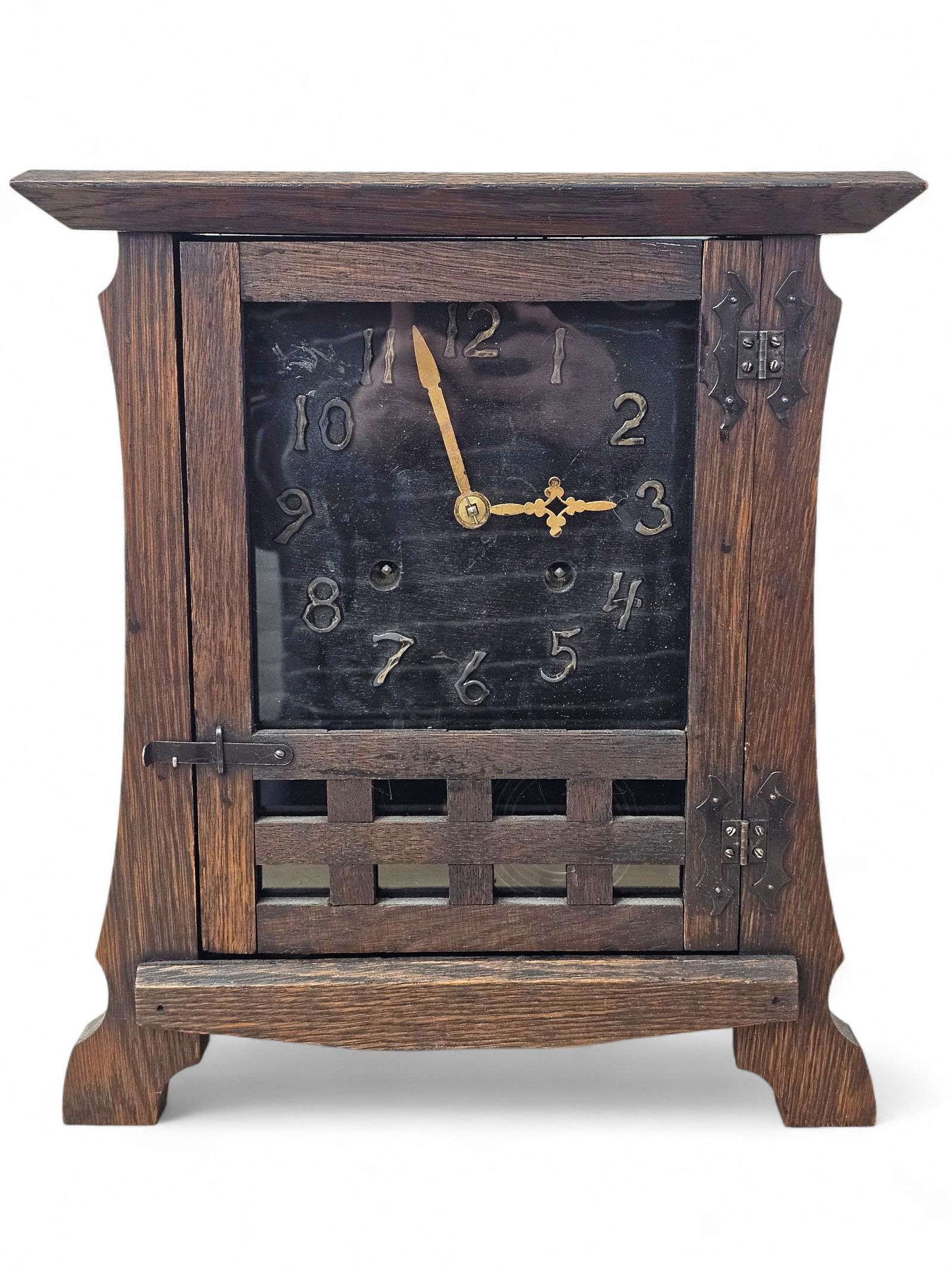 Antique Mission Oak "Los Santos" Mantel Clock by New Haven Clock Co.: Mission oak 8-day clock by New Haven Clock Co., New Haven, CT with solid oak case and cast numerals. Wear consistent with age and use including surface wear to wood. See photos for more item and condi